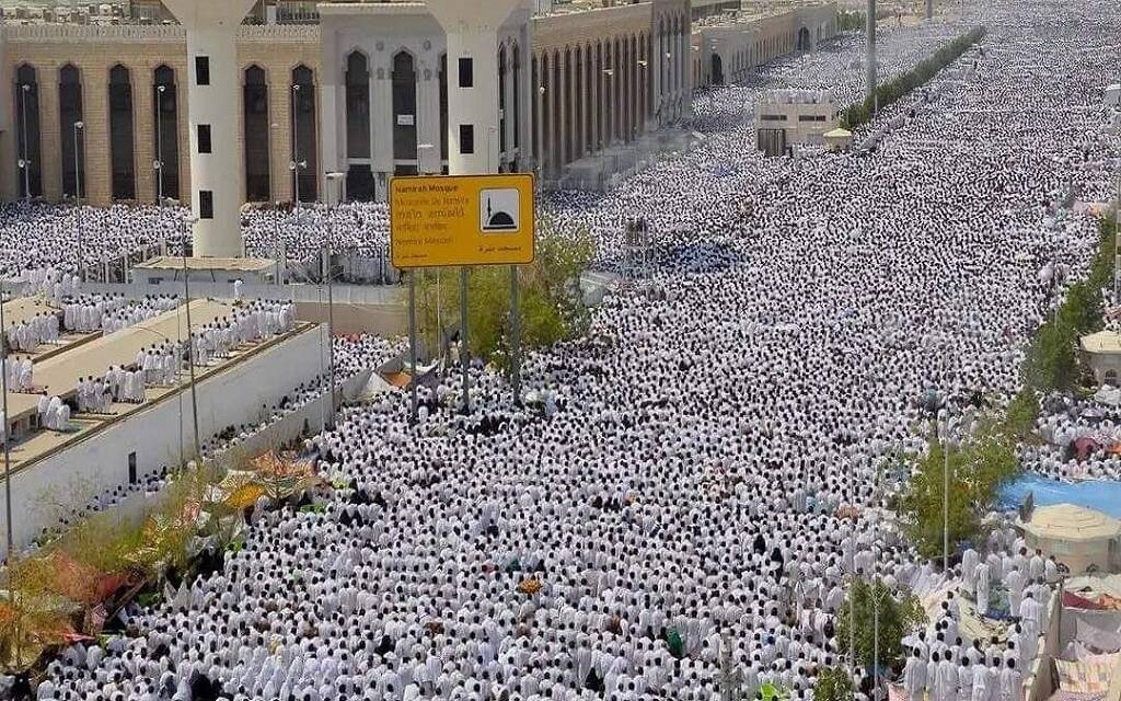 وزير الشؤون الإسلامية يدشن مشروع مظلات الساحة الخلفية بمسجد نمرة