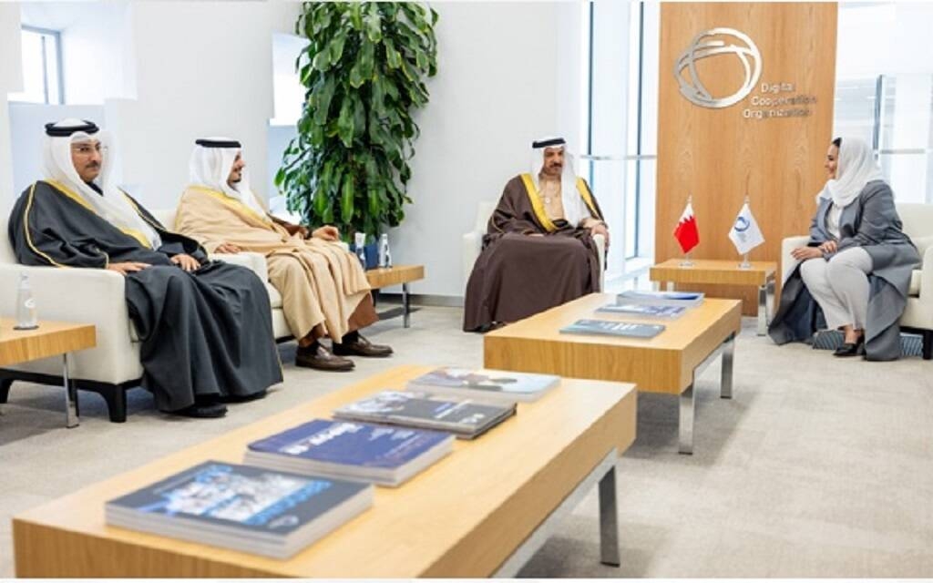وزير الاتصالات البحريني يبحث تعزيز التعاون مع منظمة التعاون الرقمي في الرياض