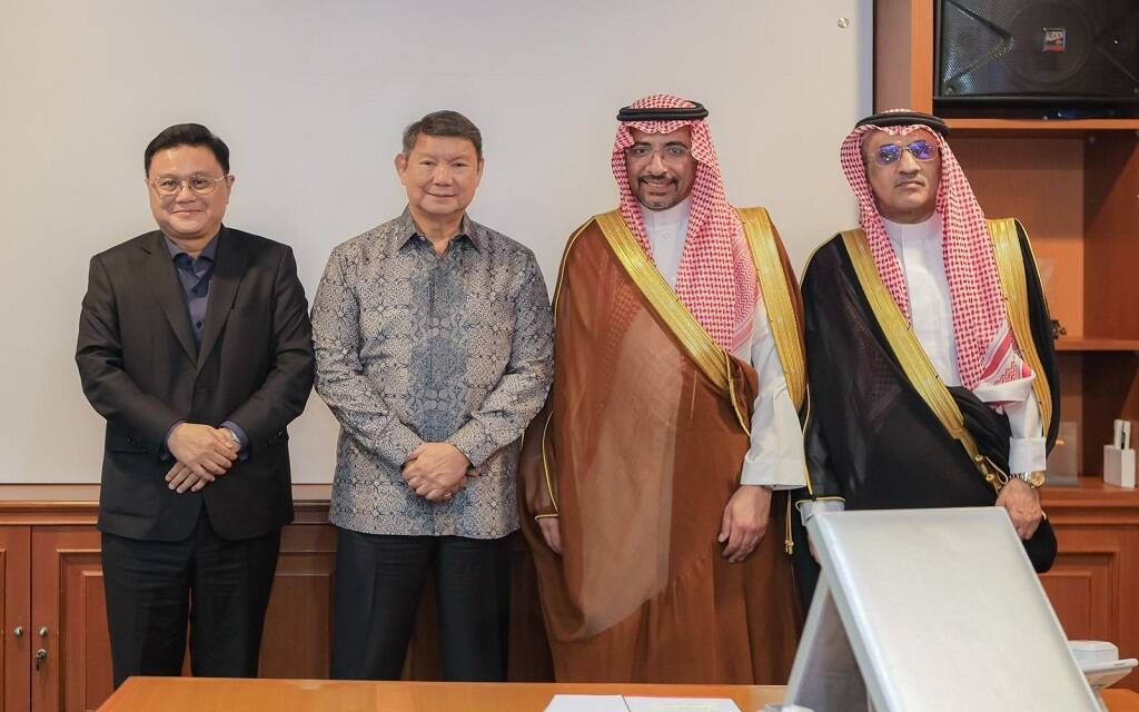 وزير الصناعة يبدأ زيارة إلى إندونيسيا لتعزيز الشراكة بمجال التعدين والأدوية
