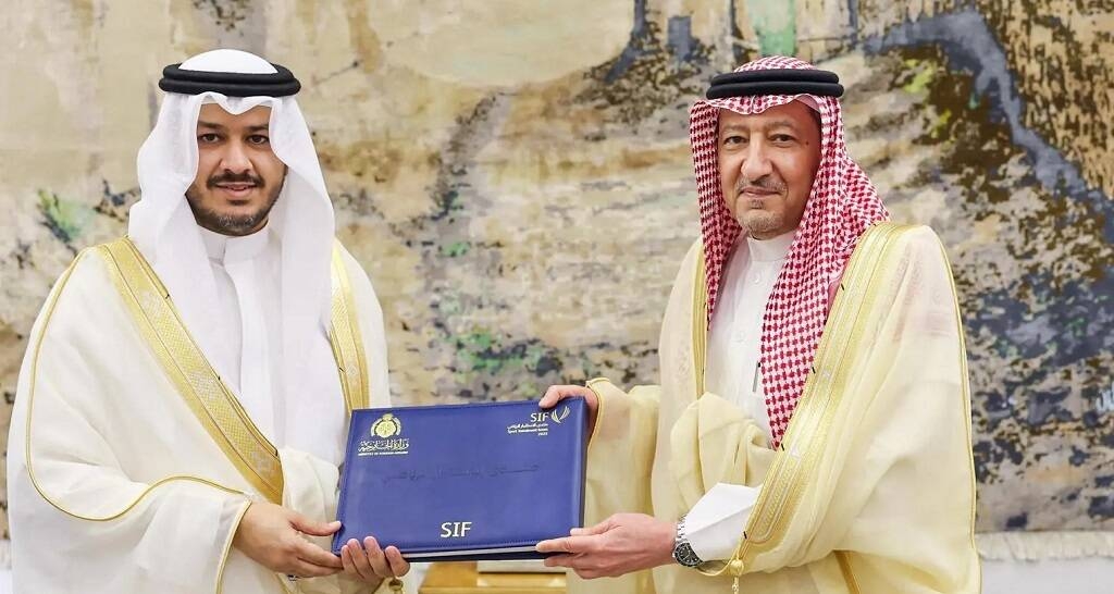 نائب وزير الخارجية يتسلّم شارة "منتدى الاستثمار الرياضي SIF"