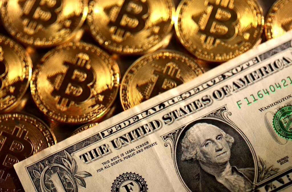 تراجع البيتكوين إلى 97.7 ألف دولار مع خسائر مايكروستراتيجي