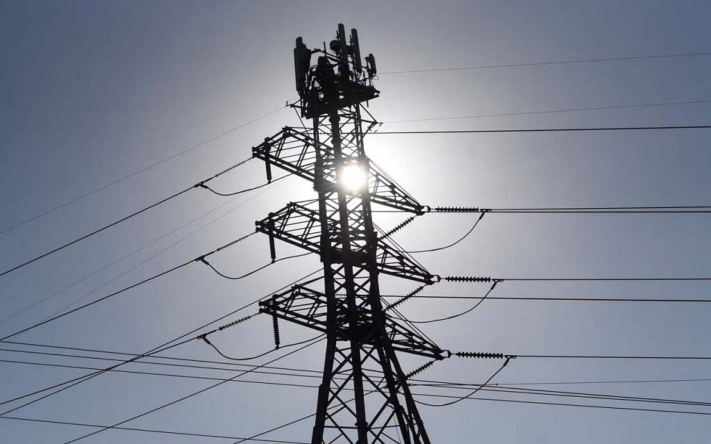 العراق يبدأ إعادة التيار الكهربائي تدريجيًا إلى المحافظات