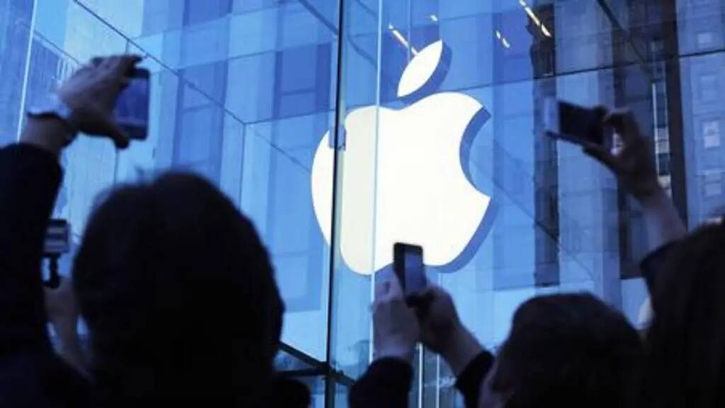 ترامب يُهدد أبل برسوم جمركية 25% إذا لم تصنع بأمريكا