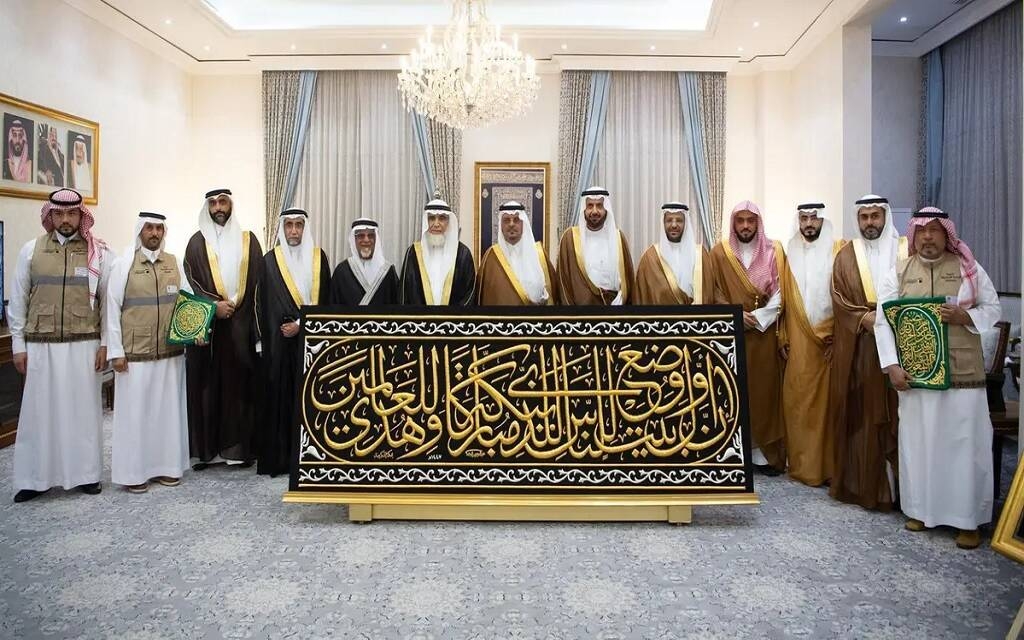 نيابة عن خادم الحرمين.. نائب أمير مكة يُسلم كسوة الكعبة لسدنة بيت الله الحرام