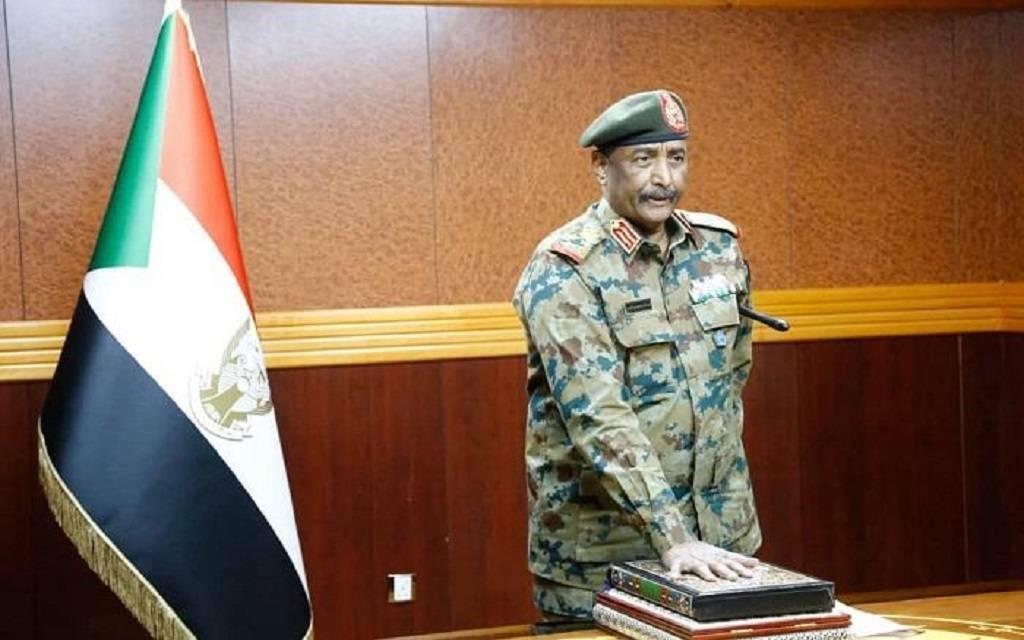 البرهان يُصدر مرسومًا بتعيين "كامل إدريس" رئيسًا للوزراء في السودان