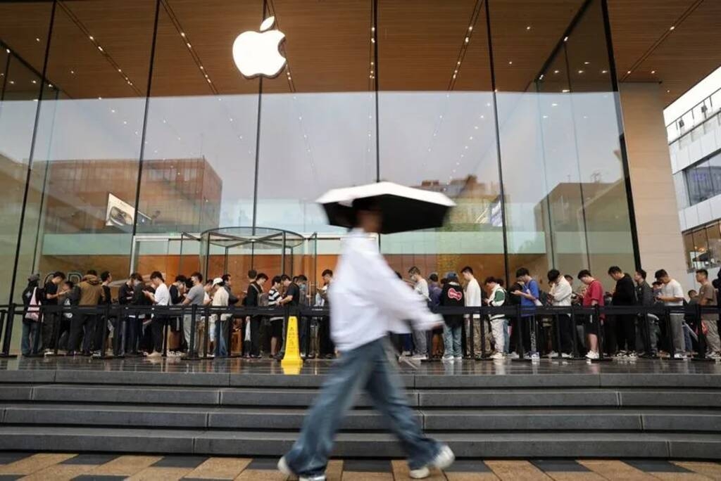 مبيعات هواتف آيفون تحتل المركز الأول بالسوق الصينية
