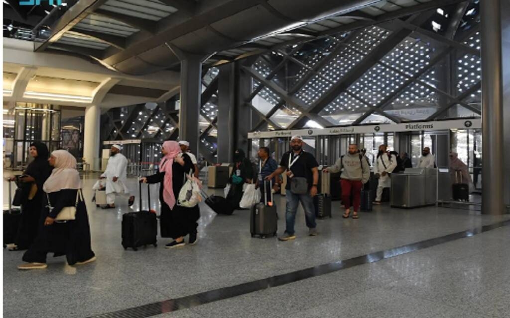 رحلات منتظمة تنقل الحجاج للمدينة المنورة عبر قطار الحرمين السريع