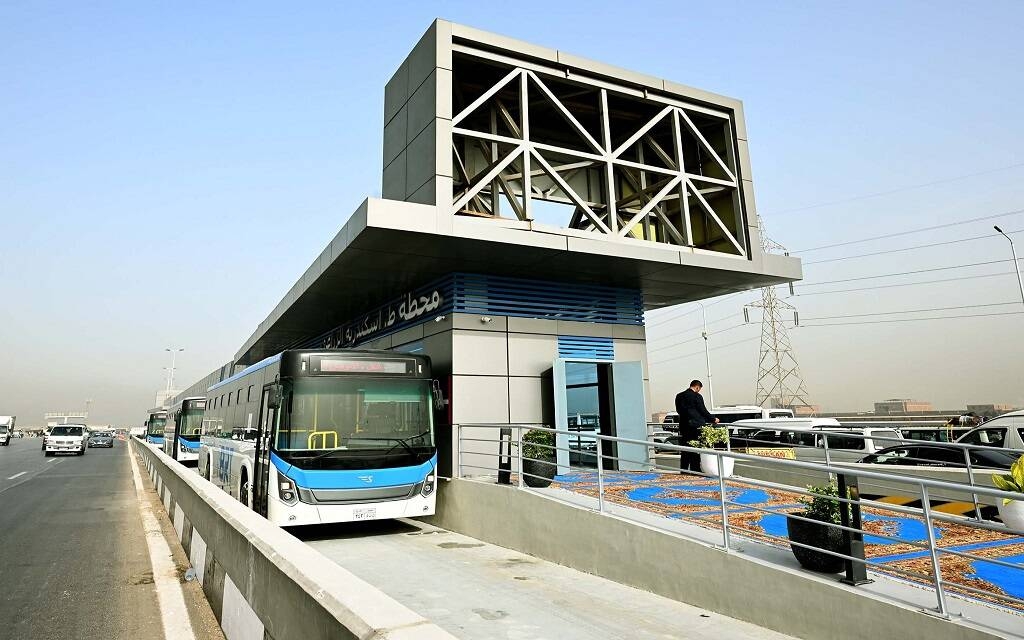 الأتوبيس الترددي يدخل الخدمة التجريبية.. ومدبولي: نهدف لنقل جماعي حضاري بمصر