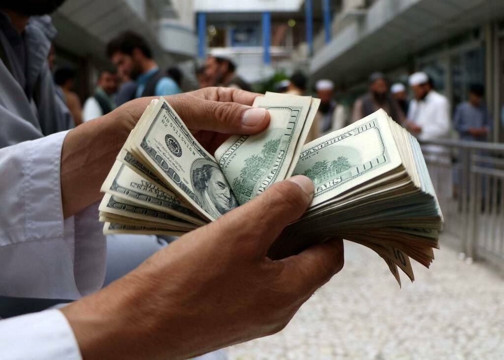 سعر الدولار مقابل الجنيه المصري مع بداية تعاملات اليوم الأحد
