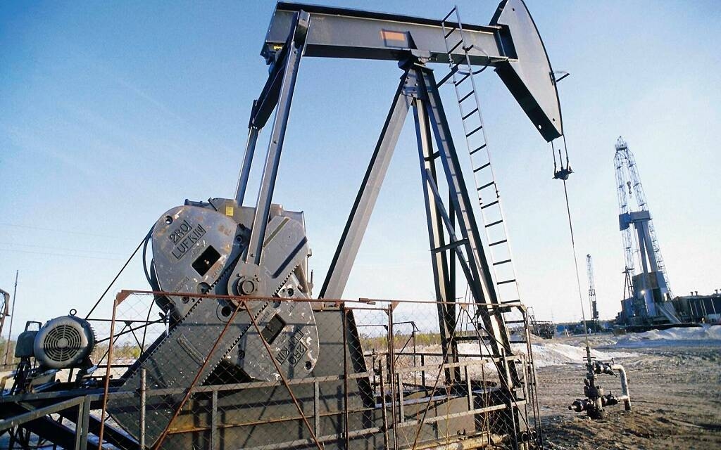أسعار النفط تقفز مع ضغوط أمريكية على روسيا ومتابعة "أوبك" للإنتاج
