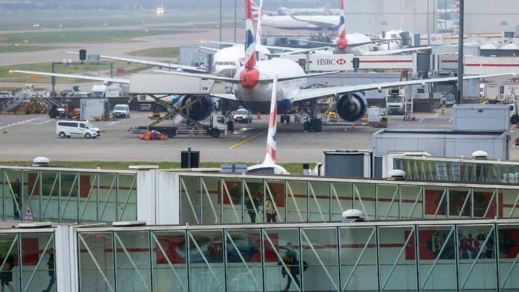مطار هيثرو يدافع عن قرار وقف الرحلات بسبب انقطاع للكهرباء