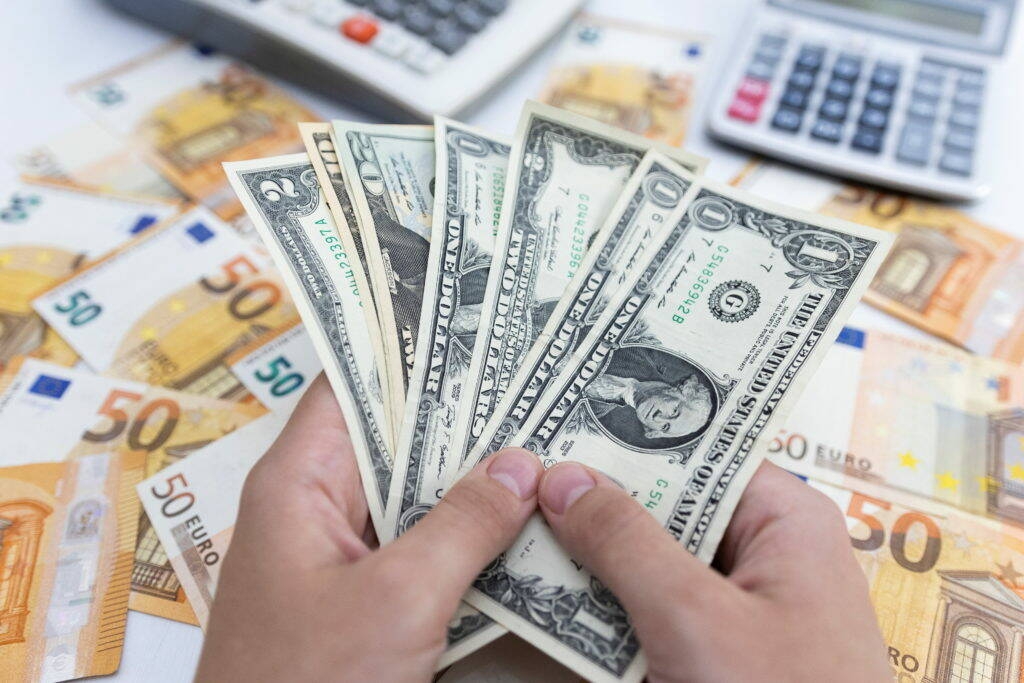 تراجع الدولار بعد تخفيض التصنيف الائتماني للولايات المتحدة