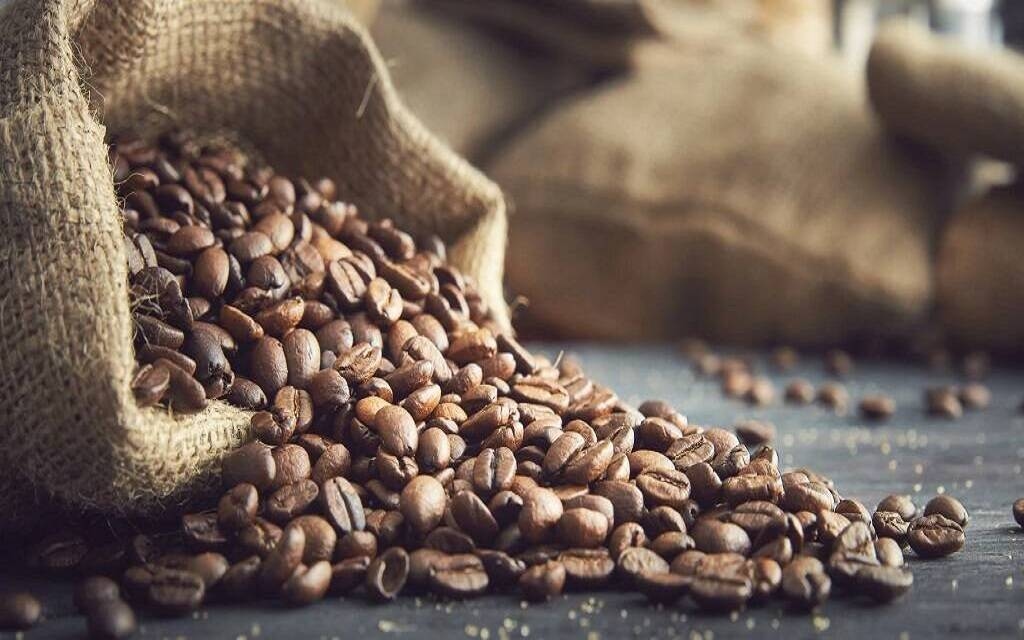 الطقس المتقلب ورسوم ترامب المحتملة يرفعان أسعار البن عالمياً