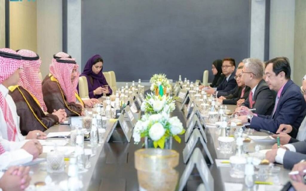 الخريف يبحث تعزيز التعاون الصناعي مع وزير الاستثمار والتجارة الماليزي