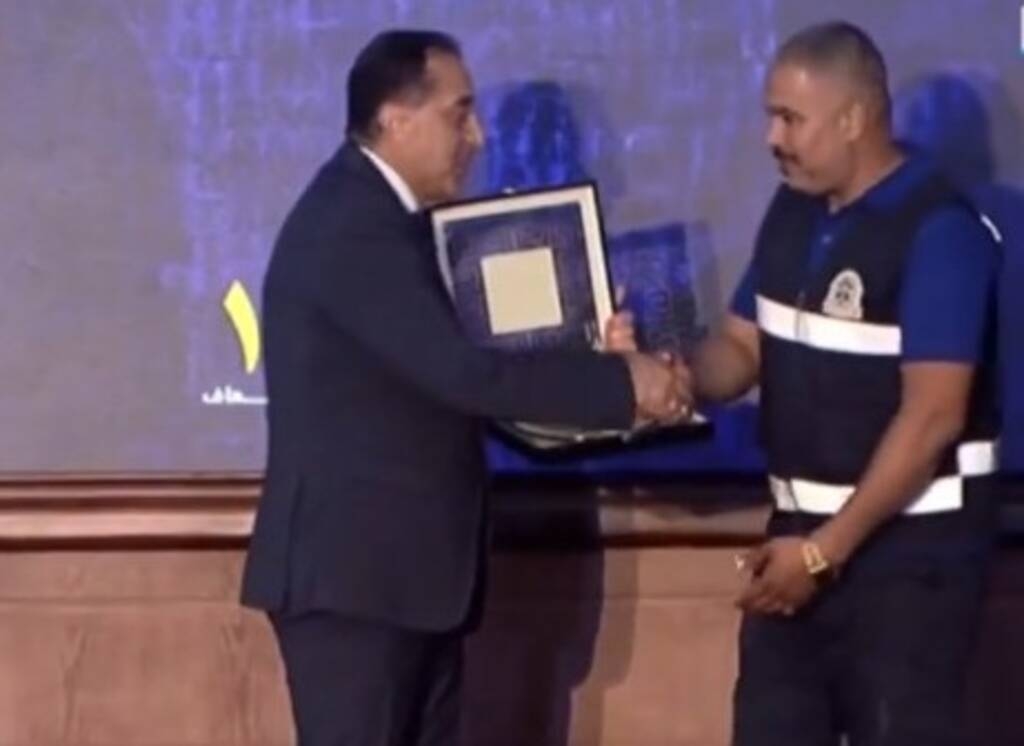 مسعفان يعيدان 10 ملايين جنيه لأسر مصابين.. مدبولي يكرّم أبطال الإسعاف في مصر