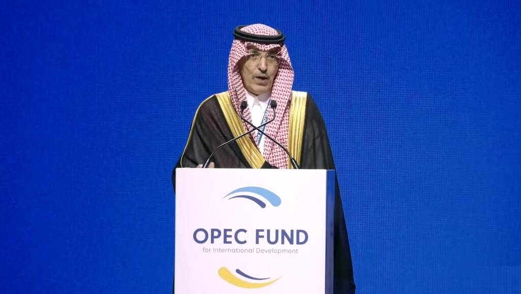 وزير المالية السعودي: نحذّر من السياسات غير الواقعية المتعلقة بانبعاثات الطاقة