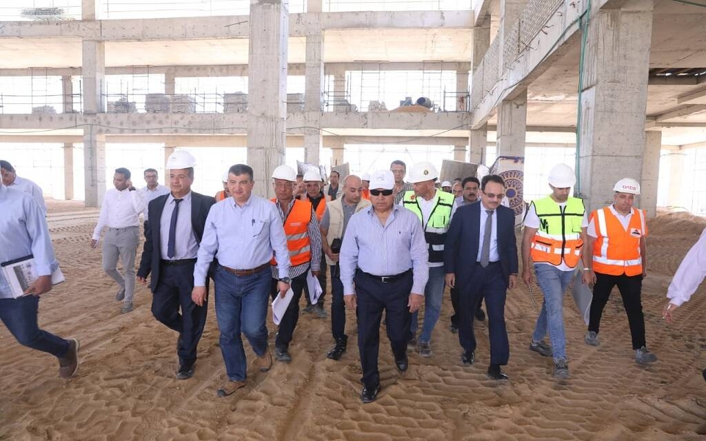 مصر.. كامل الوزير: قطار كهربائي سريع ومجمع صناعي جديد في وادي سريرية