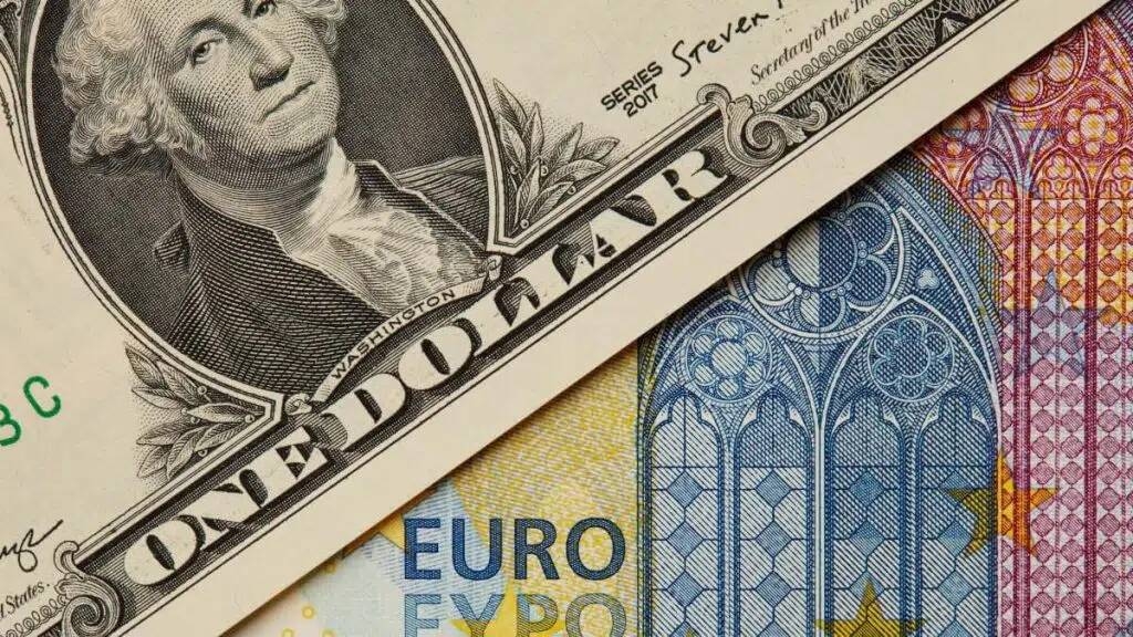 تباين الدولار مقابل الين واليورو واليوان الصيني