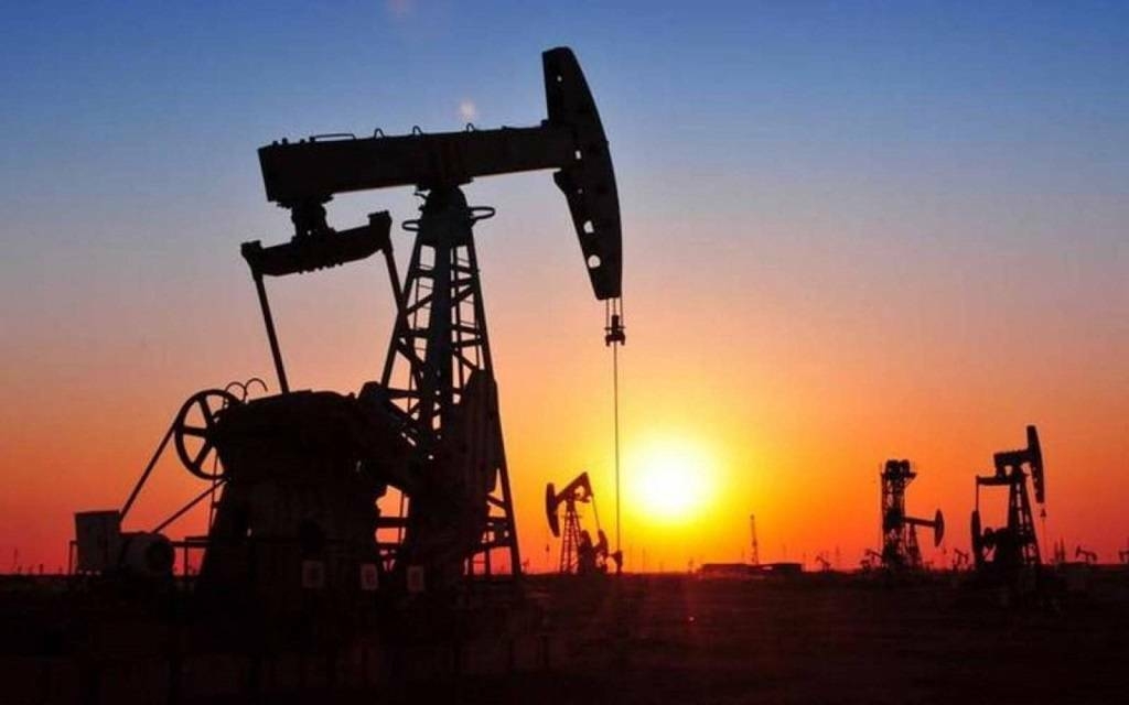 النفط يتحول للارتفاع بنهاية تعاملات الاثنين