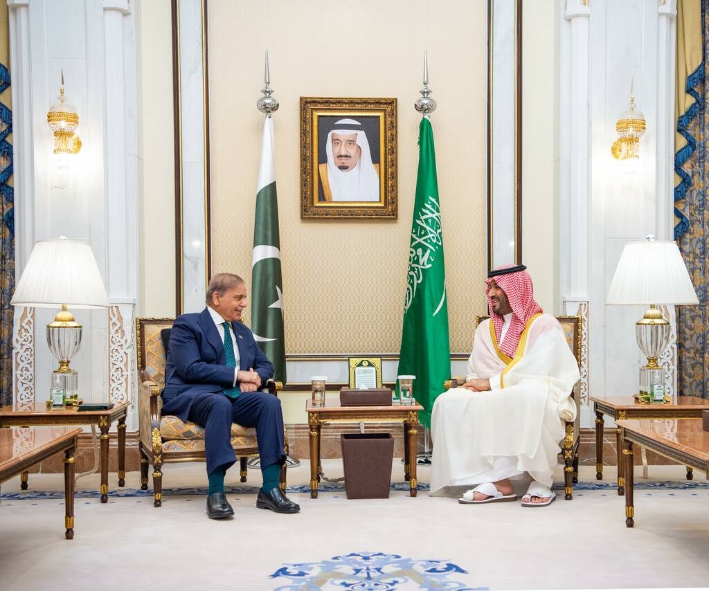 ولي العهد ورئيس وزراء باكستان يبحثان التطورات الإقليمية