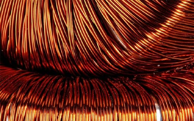 تراجع سعر النحاس عالمياً مع ضعف الدولار وشح الإمدادات