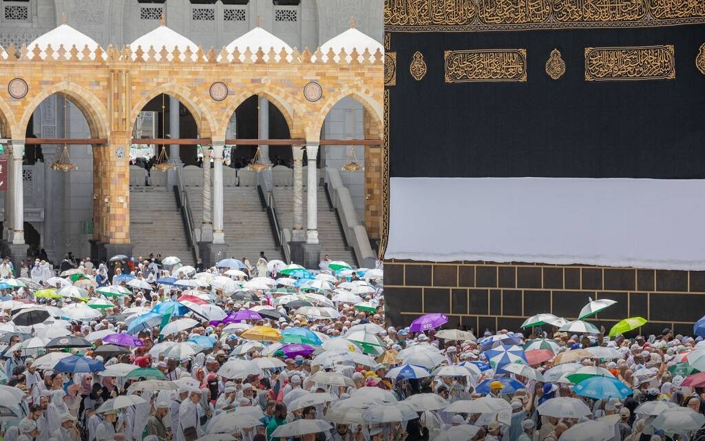 وزير السياحة يعلق على ربط إصدار تأشيرات العمرة بعقود موثقة مع مرافق الضيافة