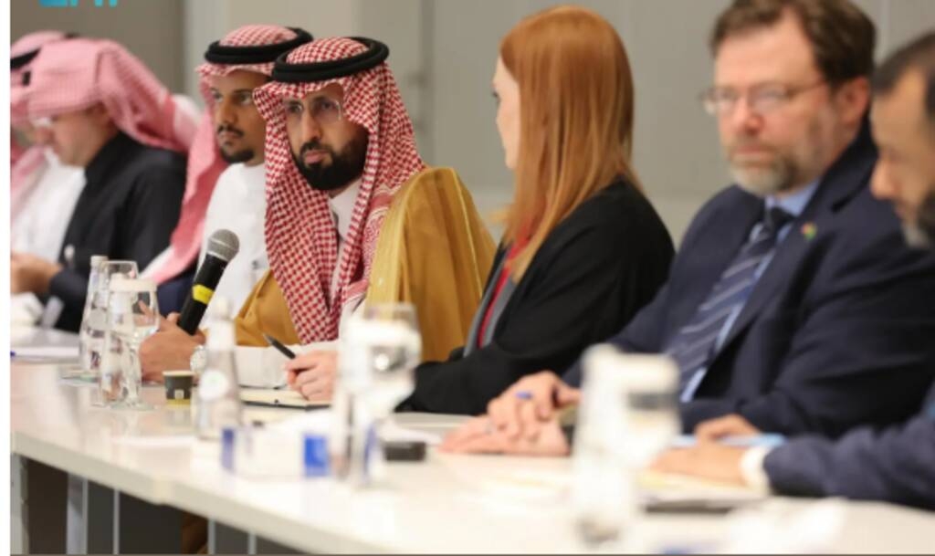 رئيس هيئة الغذاء والدواء يبحث فرص الاستثمار مع ممثلي شركات طبية أمريكية
