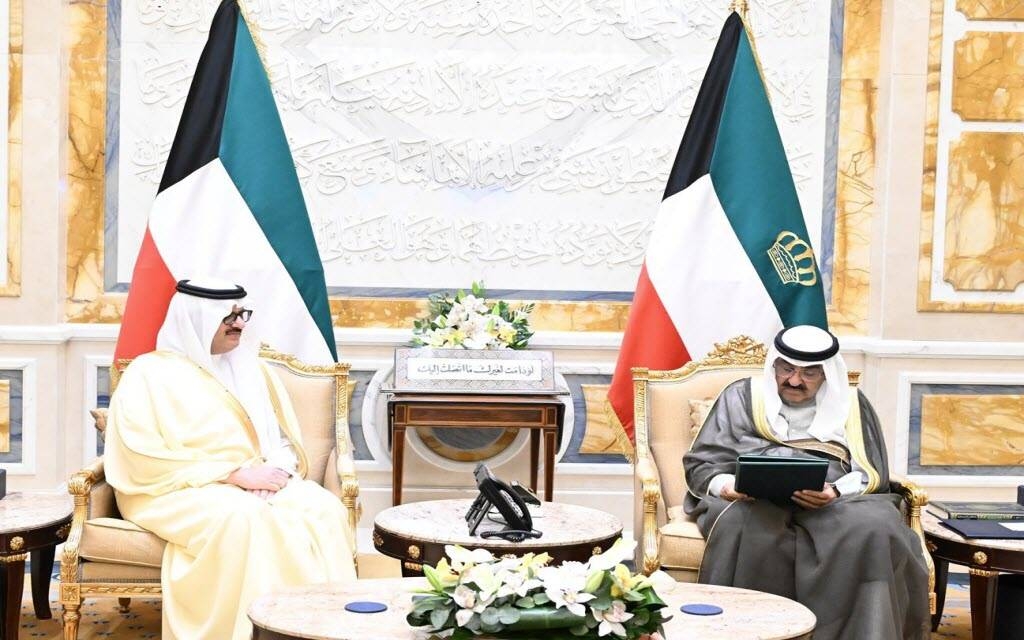أمير الكويت يتسلم دعوة خادم الحرمين الشريفين لحضور القمة الخليجية الأمريكية