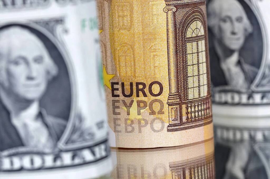 الدولار يتراجع مع شهية المخاطرة وهدوء الشرق الأوسط