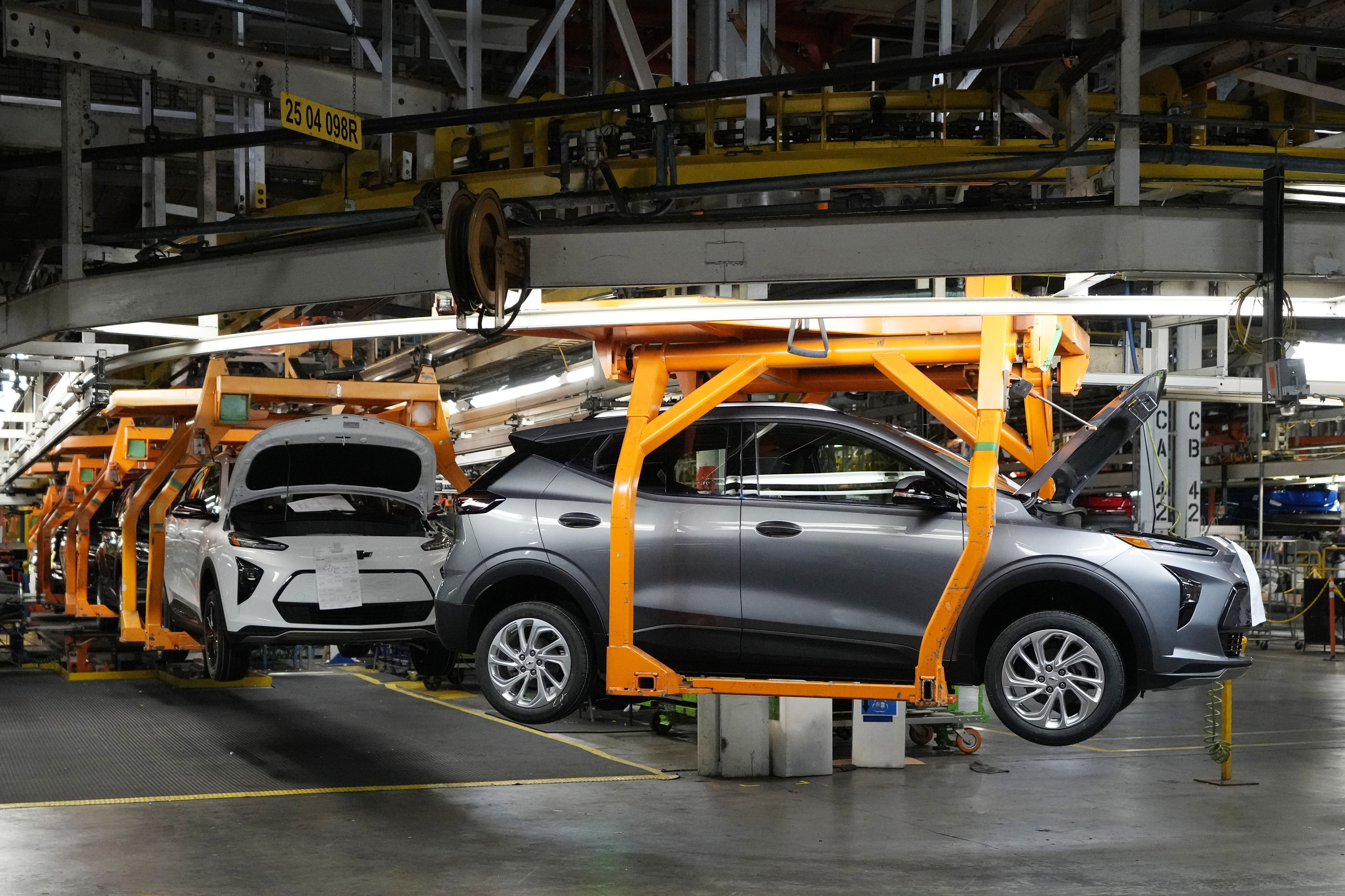 Automaker divisions paralyze key trade group in megabill fight