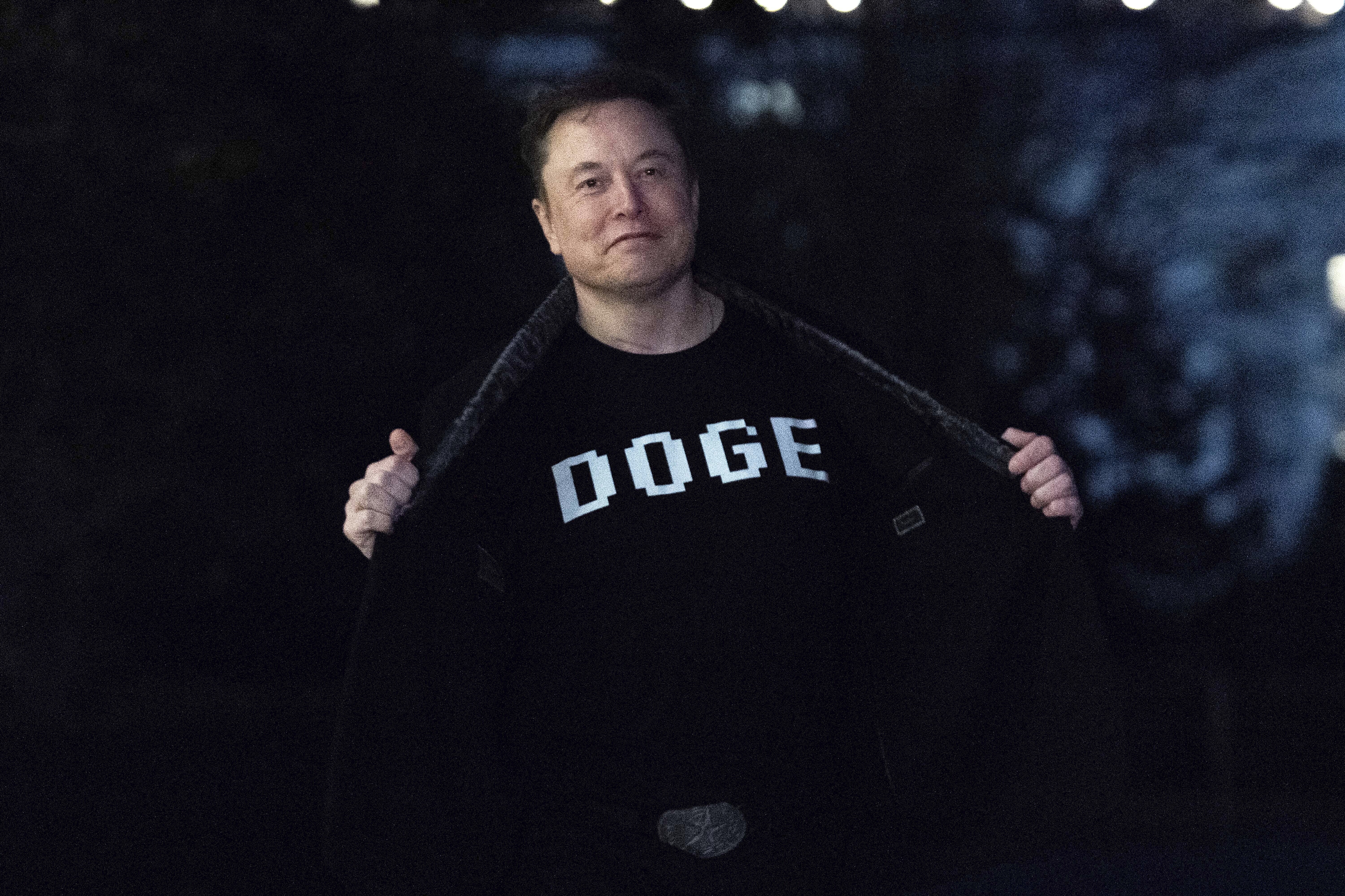 Who's in Elon's ear — and DMs