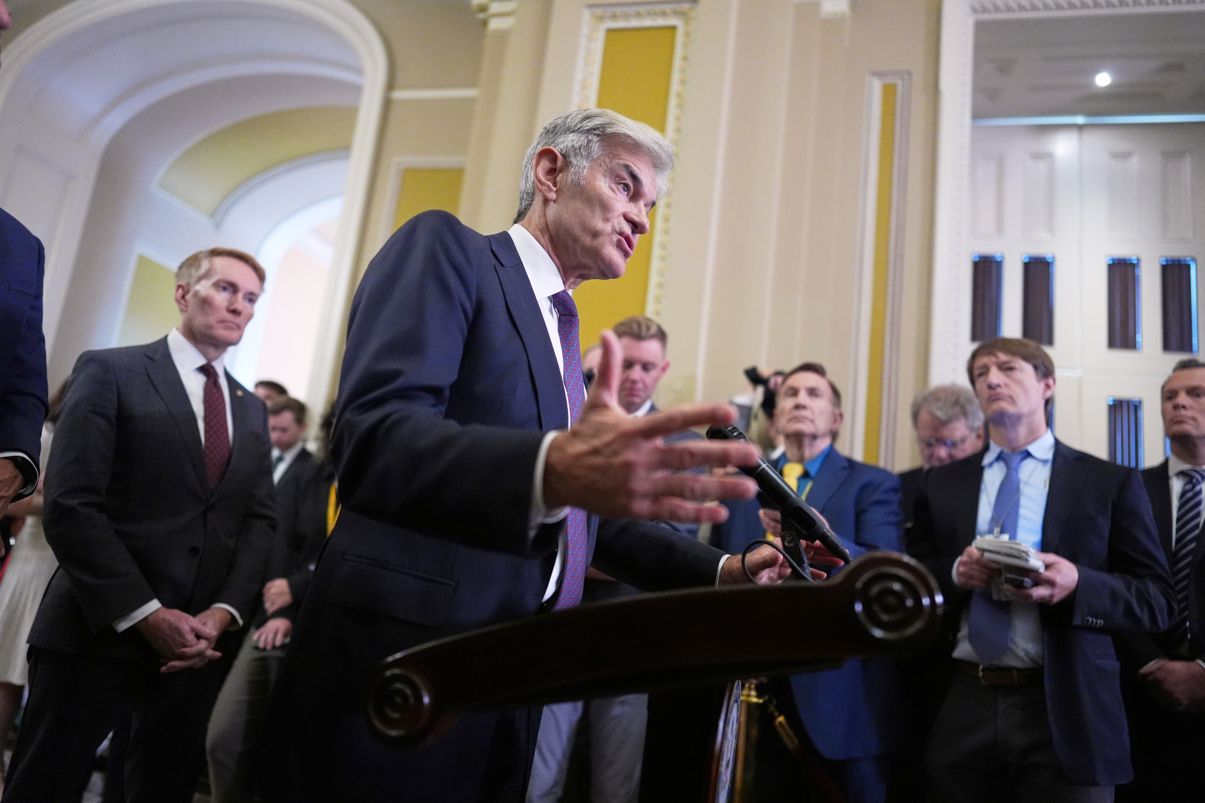 White House sends Dr. Oz to calm Senate nerves