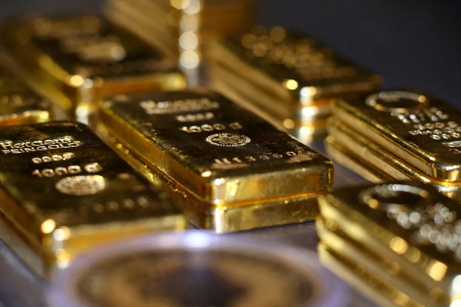 أسعار الذهب تتراجع مع صعود الدولار وتفاؤل بوقف نار محتمل بين موسكو وكييف