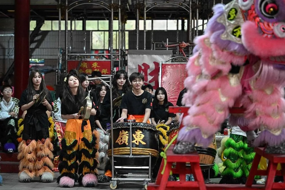 Chinese Lion Dance Troupe Shrugs off Patriarchal Past