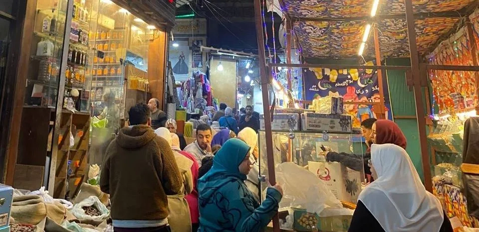 مصريون يستقبلون رمضان بالاستغناء عن «الخزين» والمكسرات