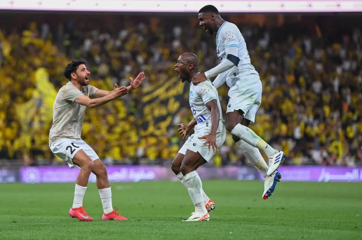 لاعبو الأخدود يحتفون بنقطة الاتحاد