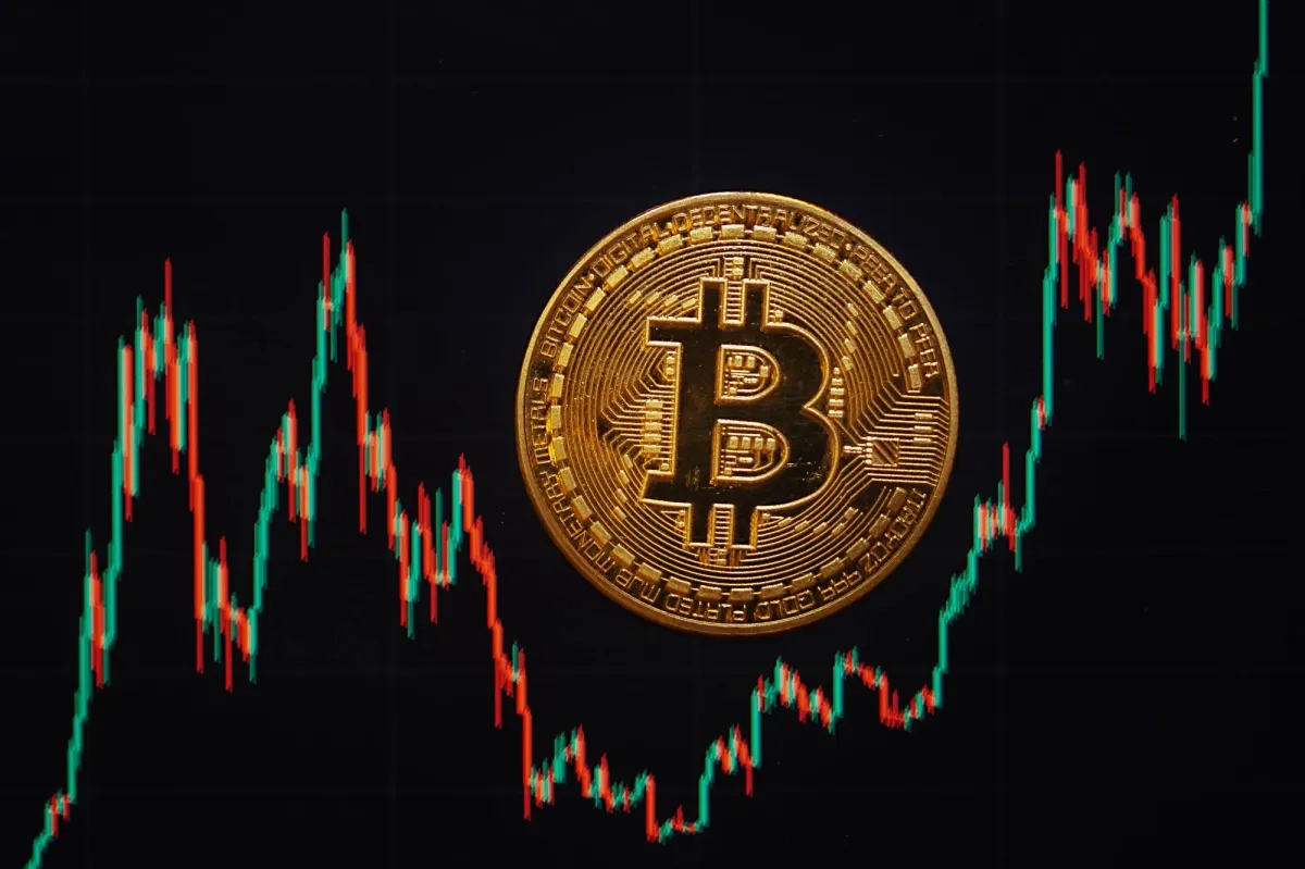 البتكوين تقفز 20 % بعد تصريحات ترمب بشأن احتياطي استراتيجي للعملات المشفرة
