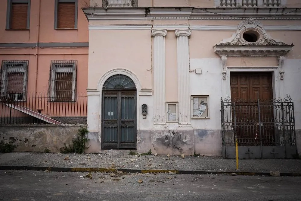 Naples Struck by 4.4-Magnitude Quake Causing Minor Damage and Light Injuries