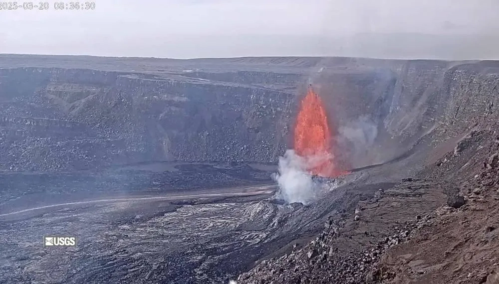 Hawaii's Kilauea Volcano Puts on Dazzling Show with Lava Fountains Hundreds of Feet High