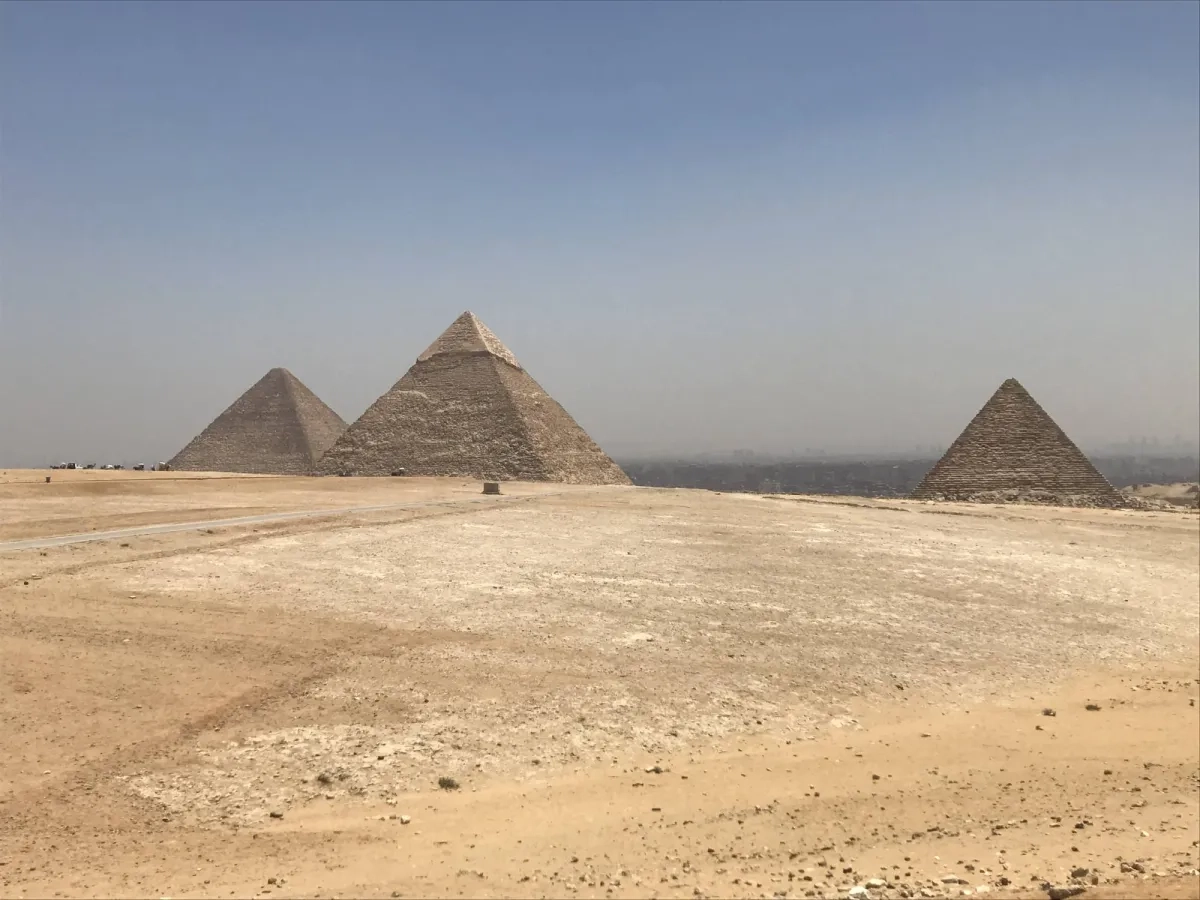 زاهي حواس ينفي وجود أعمدة تحت الأهرامات