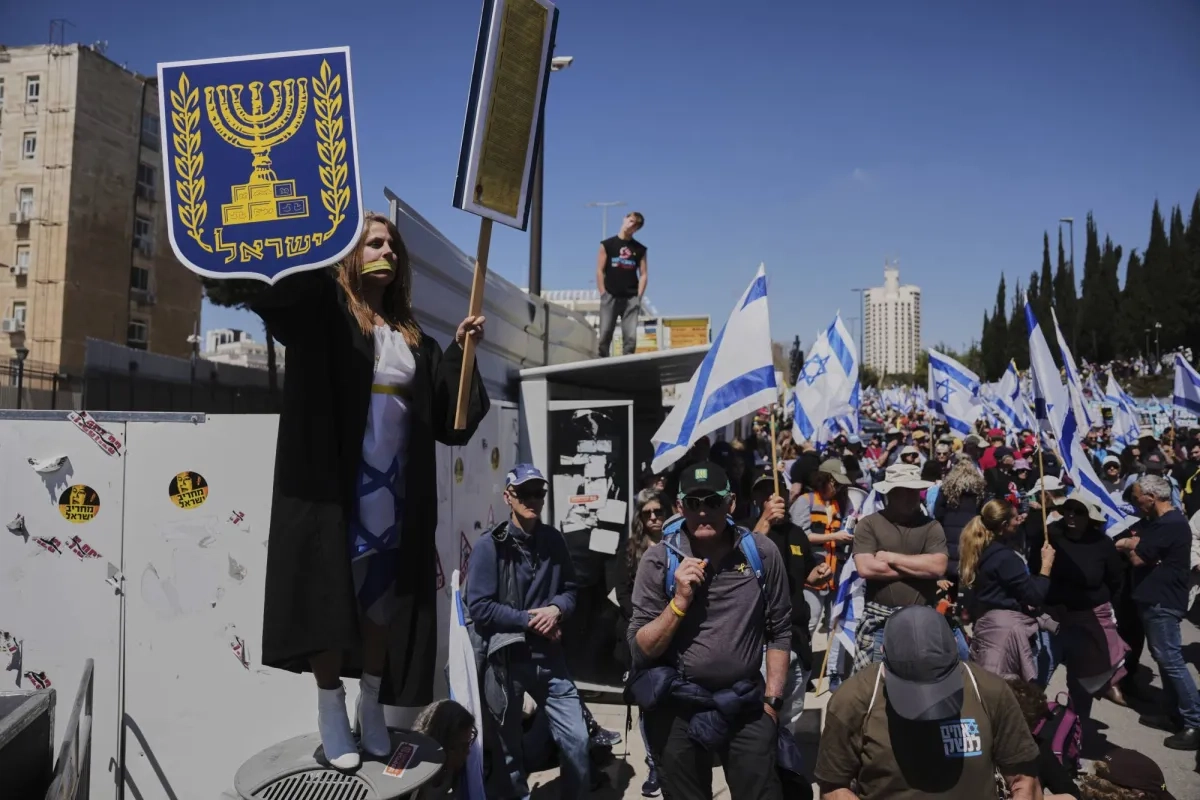 Defying Protests, Israeli Cabinet Votes No Confidence in Attorney General