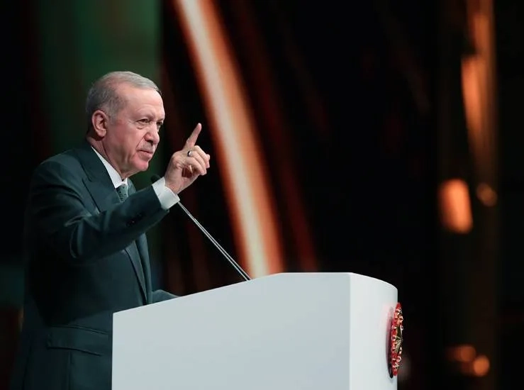 إردوغان: نسعى لرفع العقوبات عن دمشق... وإسرائيل تحاول «نسف» ثورتها