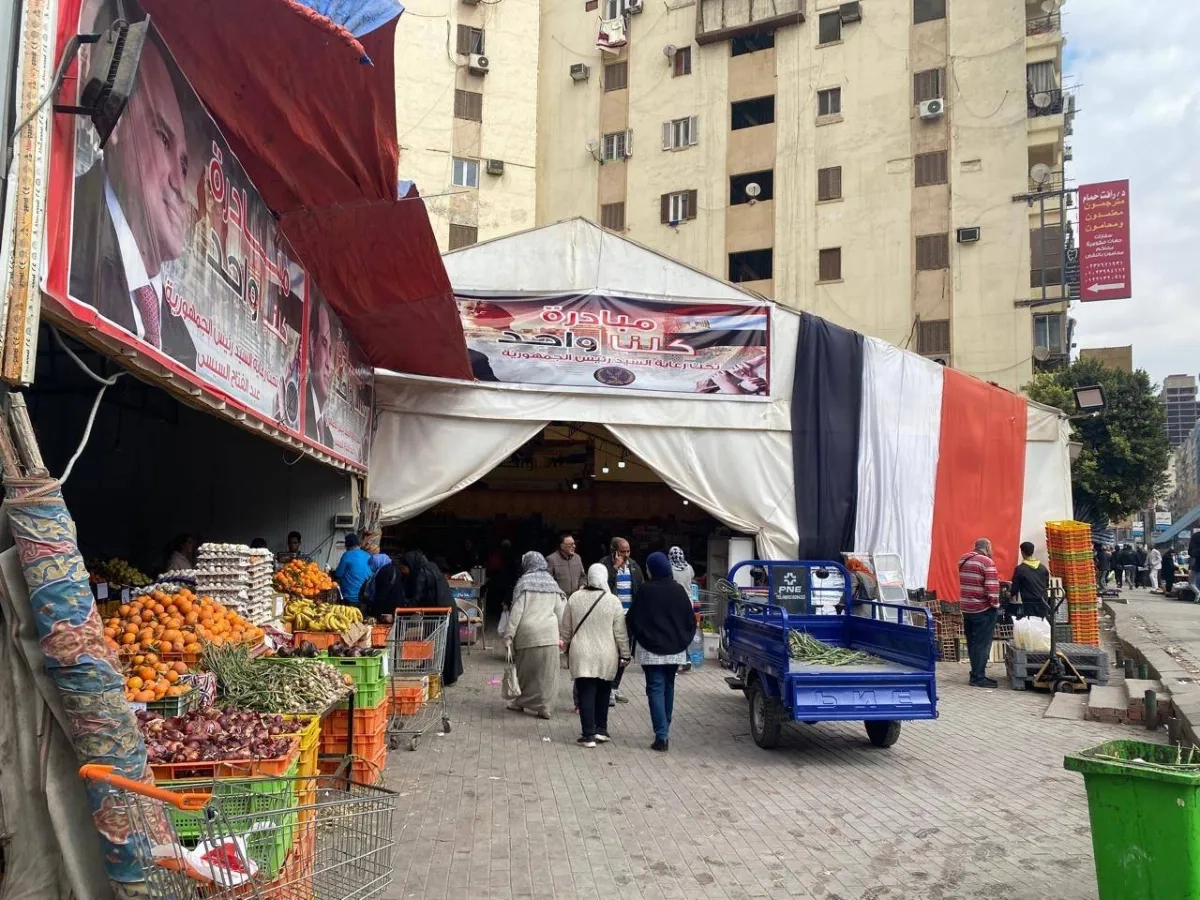 «نظرية الدومينو»... مصريون يشكون زيادات متتالية بالأسعار بعد رفع المحروقات