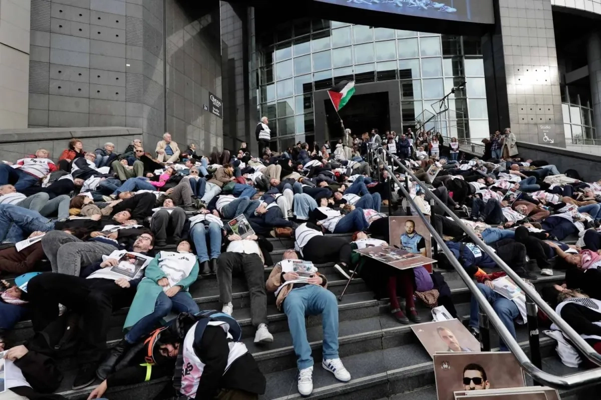Hundreds of Journalists in France Stage ‘Die-in' Solidarity Rally for Colleagues Killed in Gaza