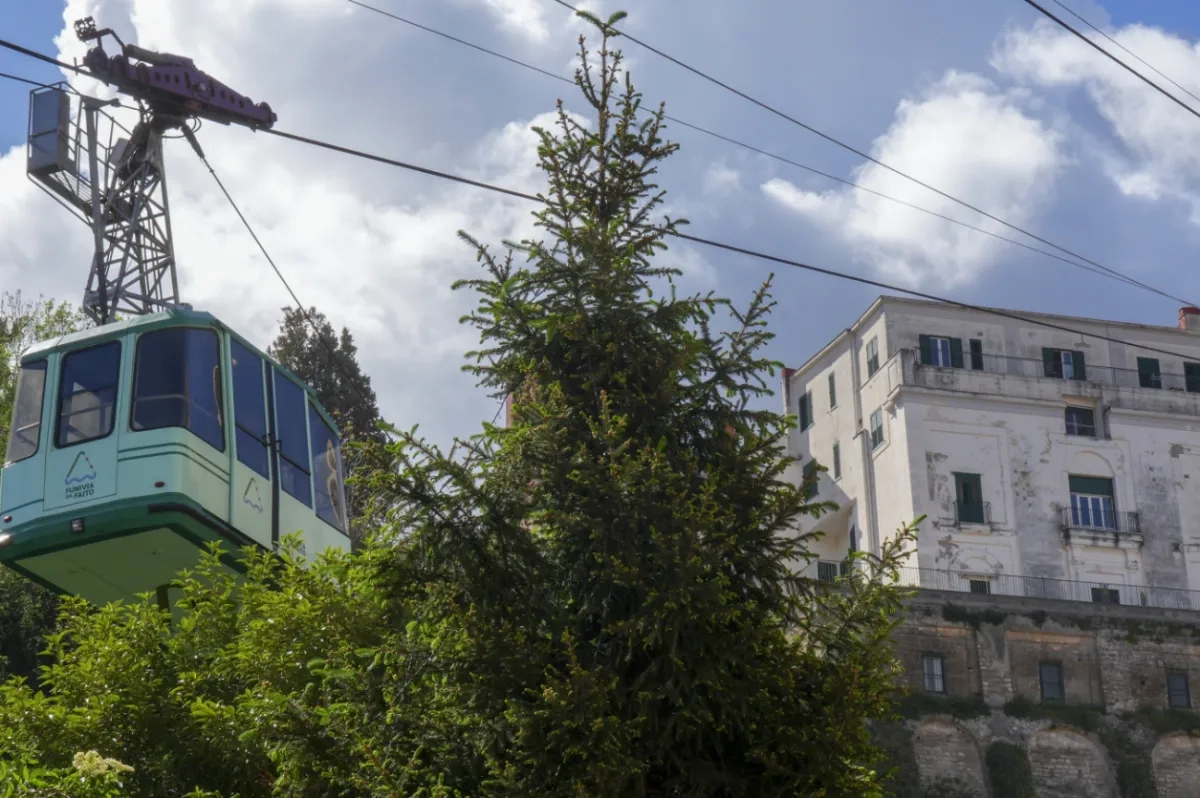 3 Tourists among 4 Killed after Italian Cable Car Crashes into Ravine South of Naples