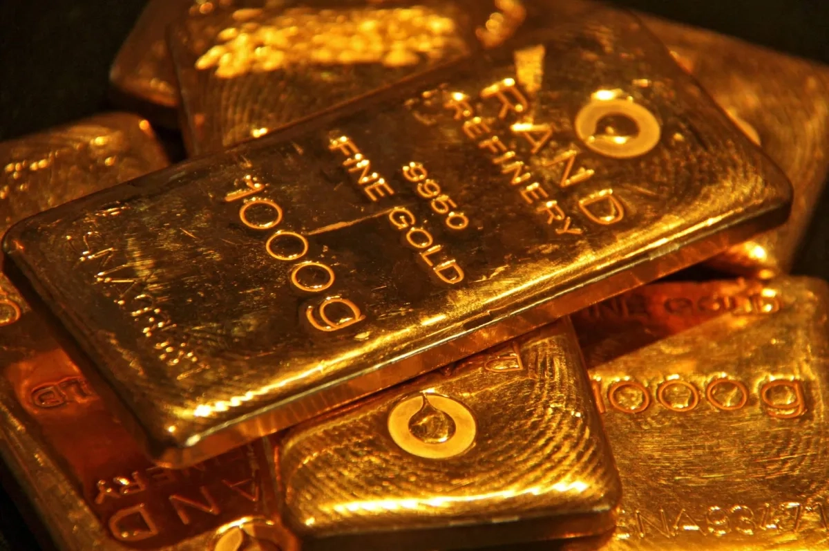 Gold Hits Record High on Trade War Woes, Weak Dollar