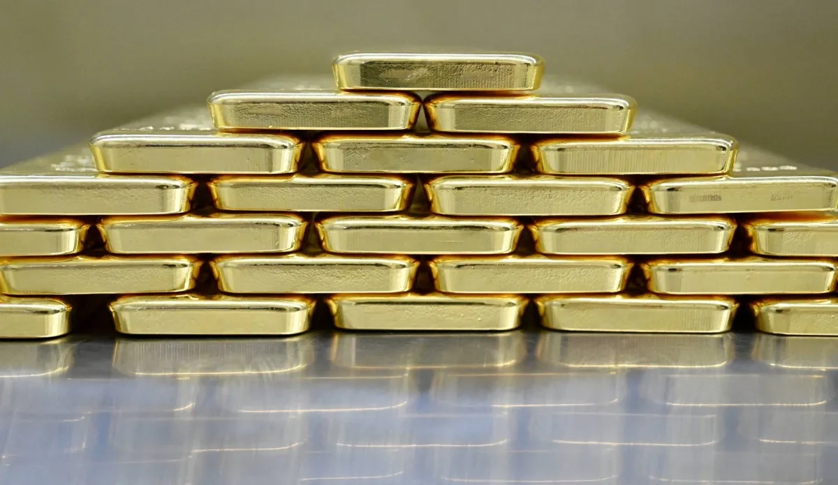 الذهب ينخفض مع تراجع ترمب عن تهديده بإقالة رئيس «الاحتياطي الفيدرالي»