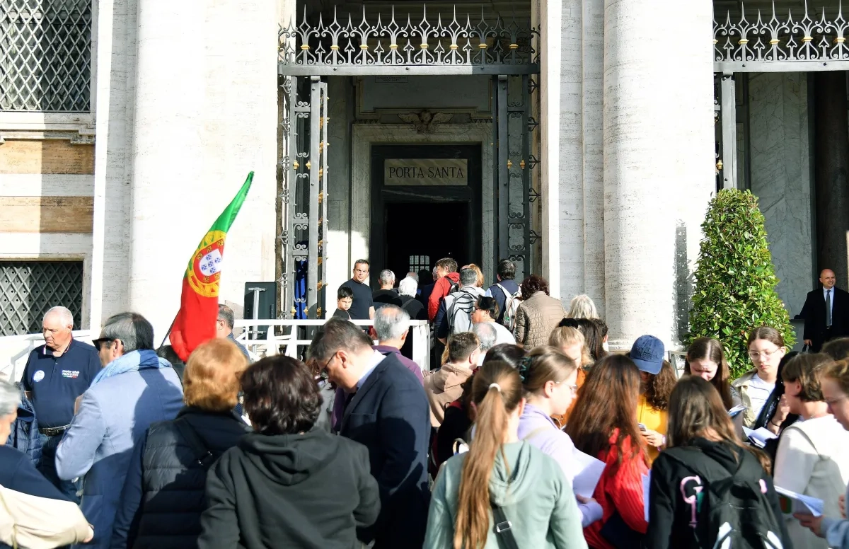 Hundreds Line Up to Visit Pope Francis' Tomb in Rome