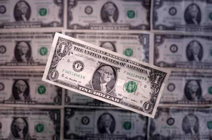 الدولار يستقر بحذر مع ترقب بيانات اقتصادية حاسمة