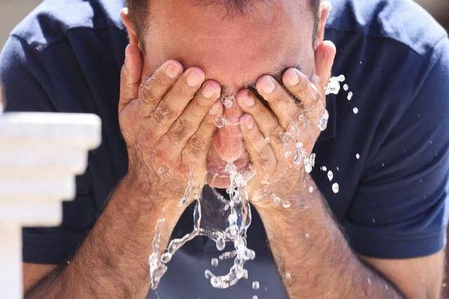 ماذا يحدث للبشرة عند تجاهل غسل الوجه؟